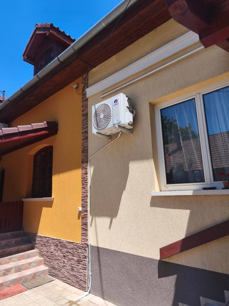 Gree comfort pro 3.5 kW os telepítve falra, tartó konzollal.