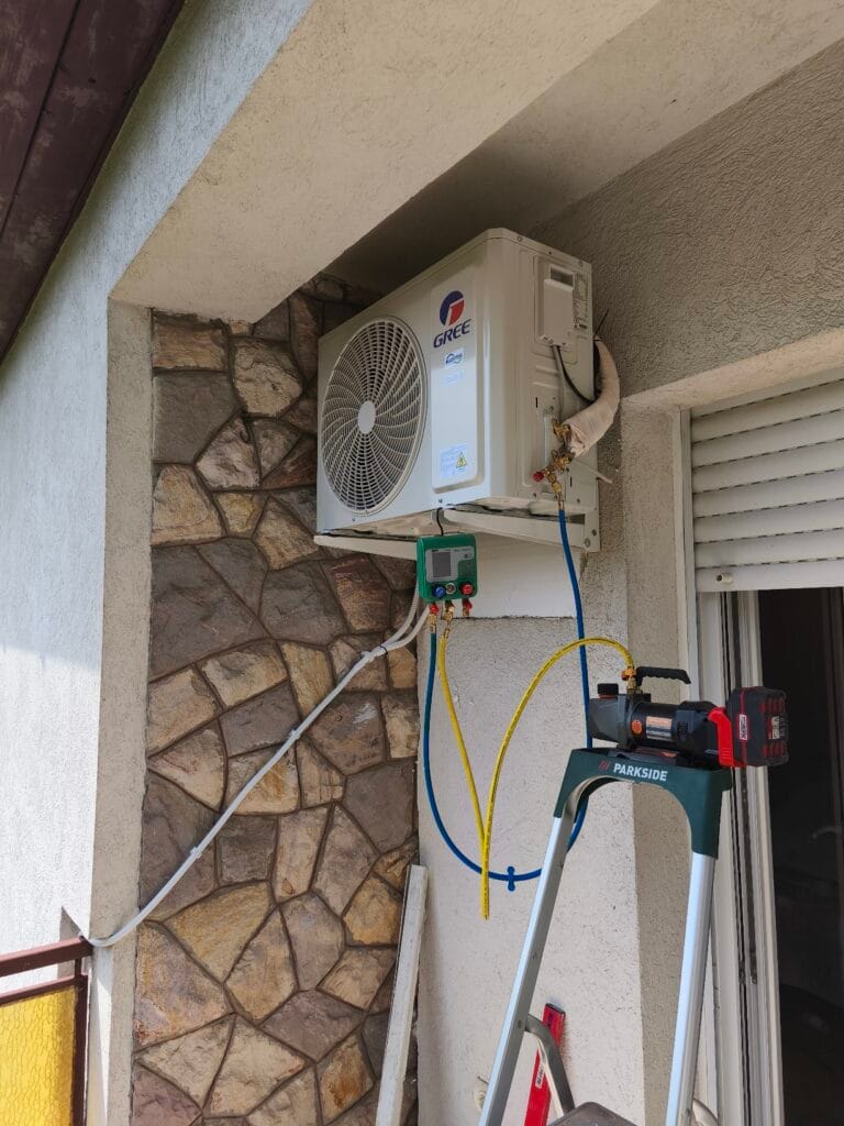 Gree Comfort Pro 3.5 kW os telepítve erkélyre.